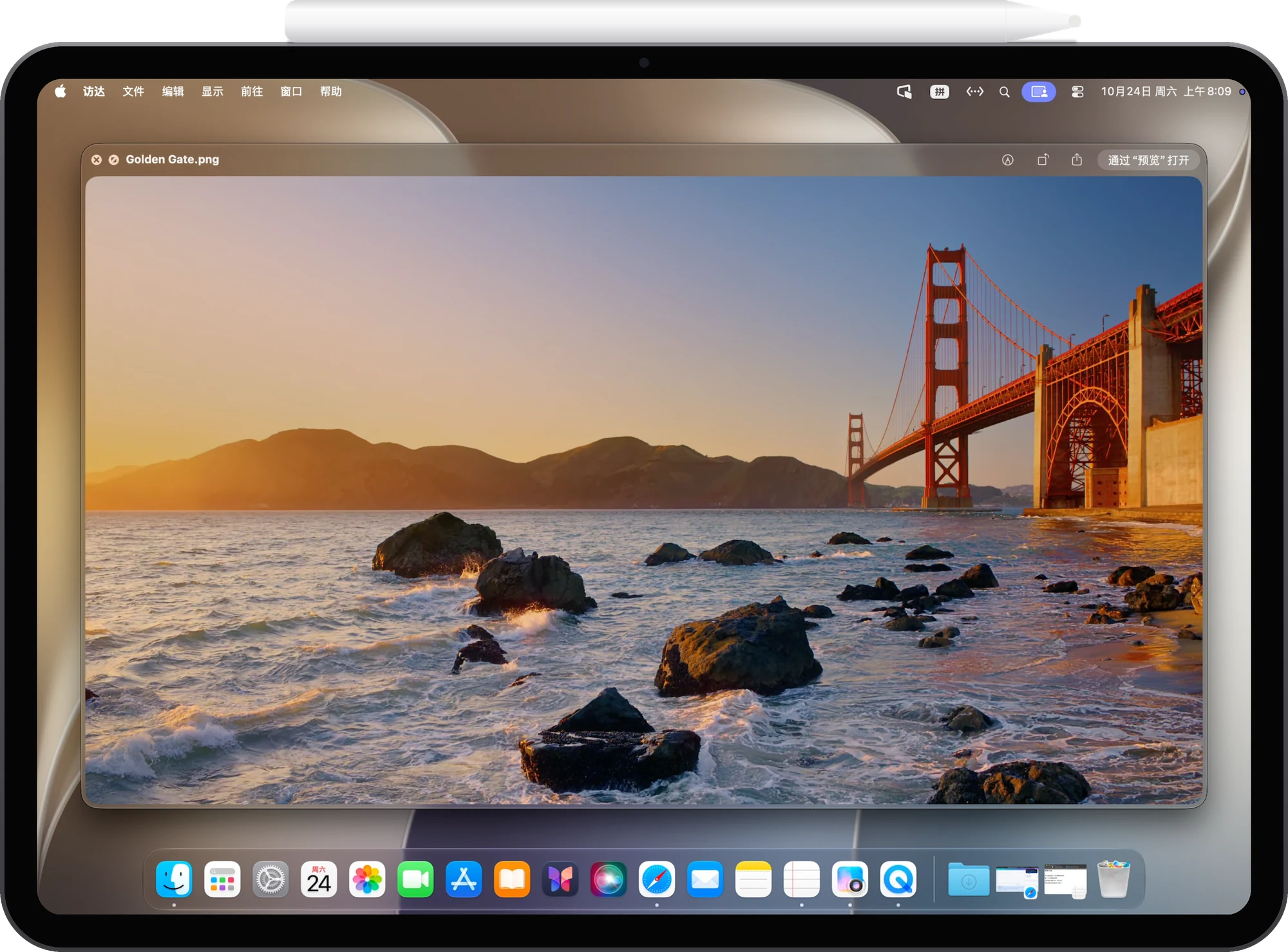 在 iPad Pro 上用 Mac 的预览打开一张金门大桥的照片